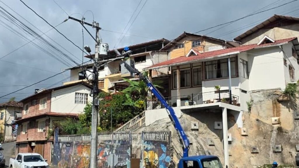 CNEL EP programa cortes de luz por mantenimiento en cantones de El Oro
