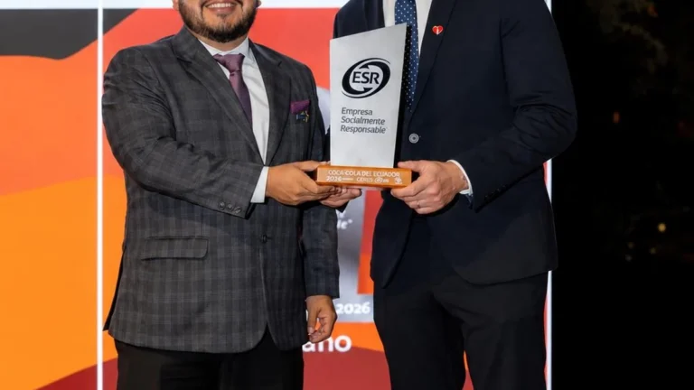 Entrega del Distintivo ESR a ejecutivos de Coca-Cola Ecuador