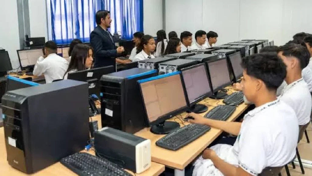 Estudiantes de colegios debatiendo en mesas de trabajo del programa Scholas Ciudadanía