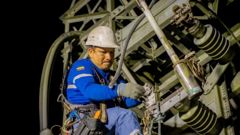 Torres de transmisión eléctrica de alta tensión en la frontera andina
