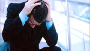 Persona reflexionando sobre el cuidado de la salud mental