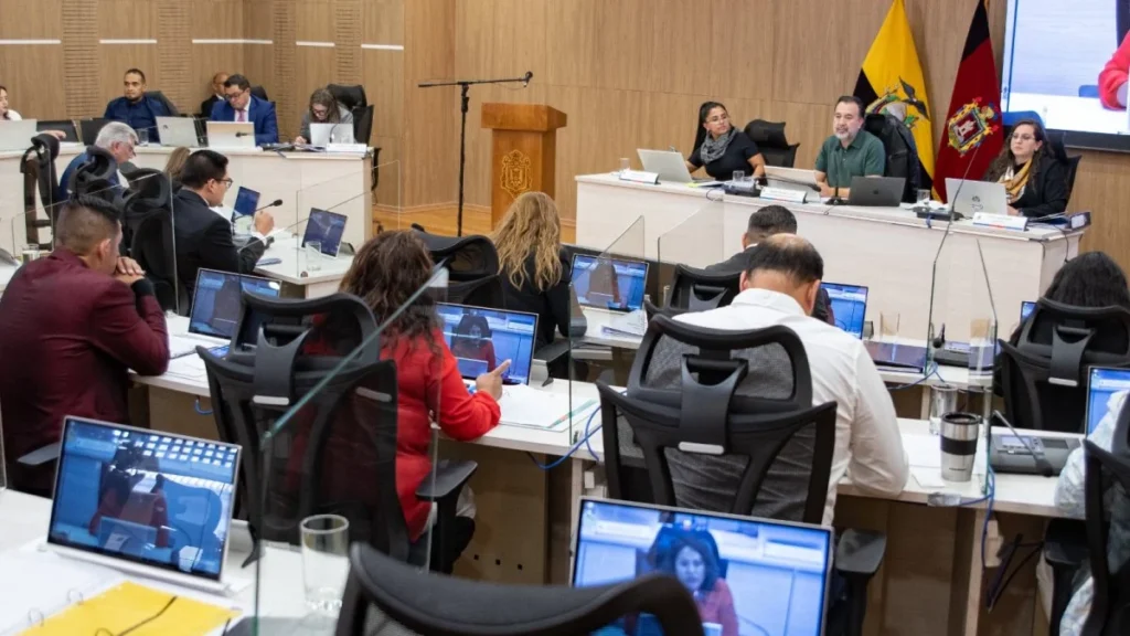 Unidades articuladas del sistema Trolebús de Quito en terminal de pasajeros
