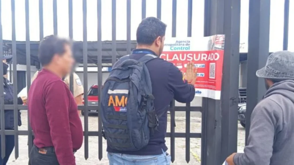 Clausura de concesionaria de camiones en Quitumbe al sur de Quito.