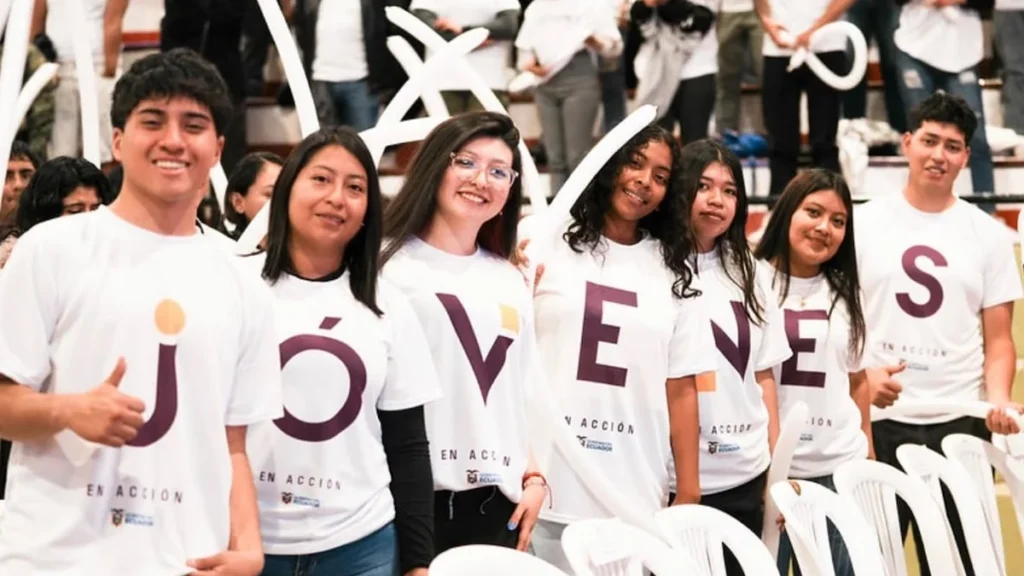 Jóvenes postulantes al programa estatal Jóvenes en Acción en Ecuador