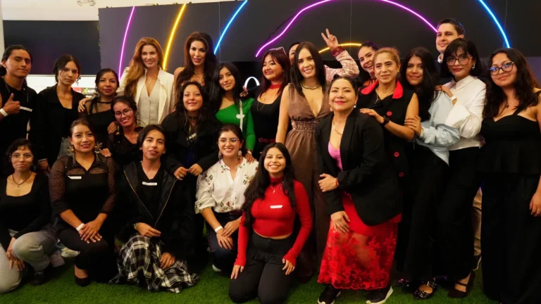 Estudiantes de diseño participando en el reto Condado Fashion Project