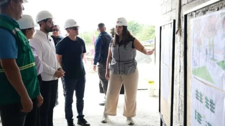 Edificio universitario en construcción en el campus de la UTM en Portoviejo
