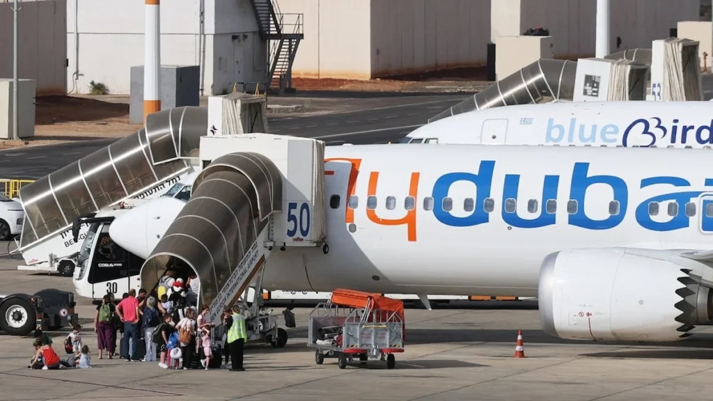 Avión comercial de la aerolínea Flydubai en pista de aterrizaje internacional