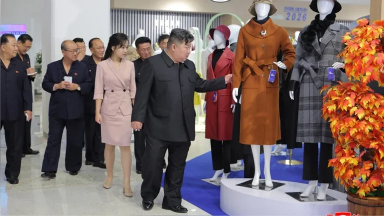 Kim Jong-un en acto público inspeccionando instalaciones en Pionyang