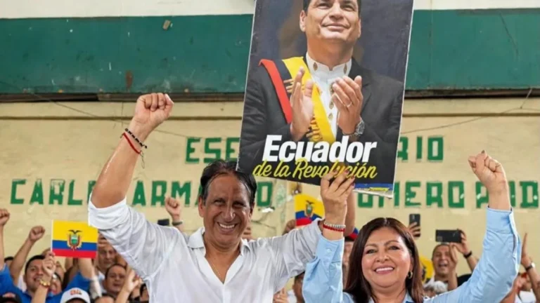 Candidatos políticos en reunión electoral con materiales de campaña