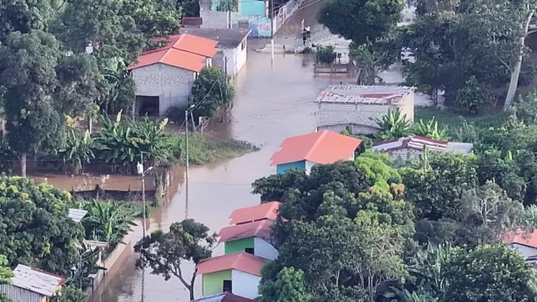Población ribereña inundada en Esmeraldas tras crecida del río Cayapas