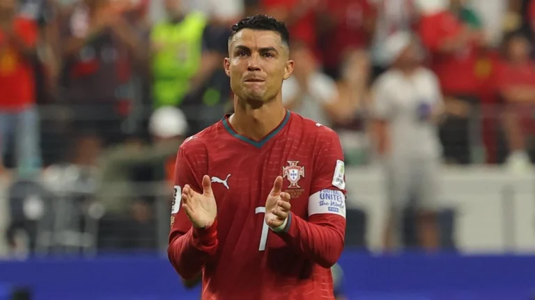 Cristiano Ronaldo gesticulando en partido con la selección de fútbol de Portugal