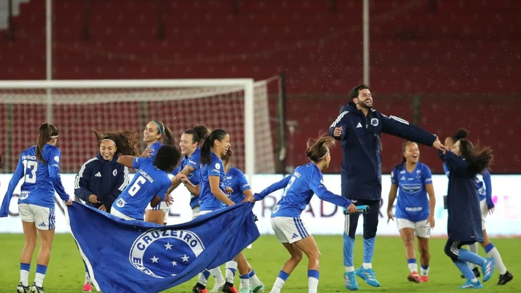 Trofeo de la Copa Libertadores Femenina y jugadoras en cancha