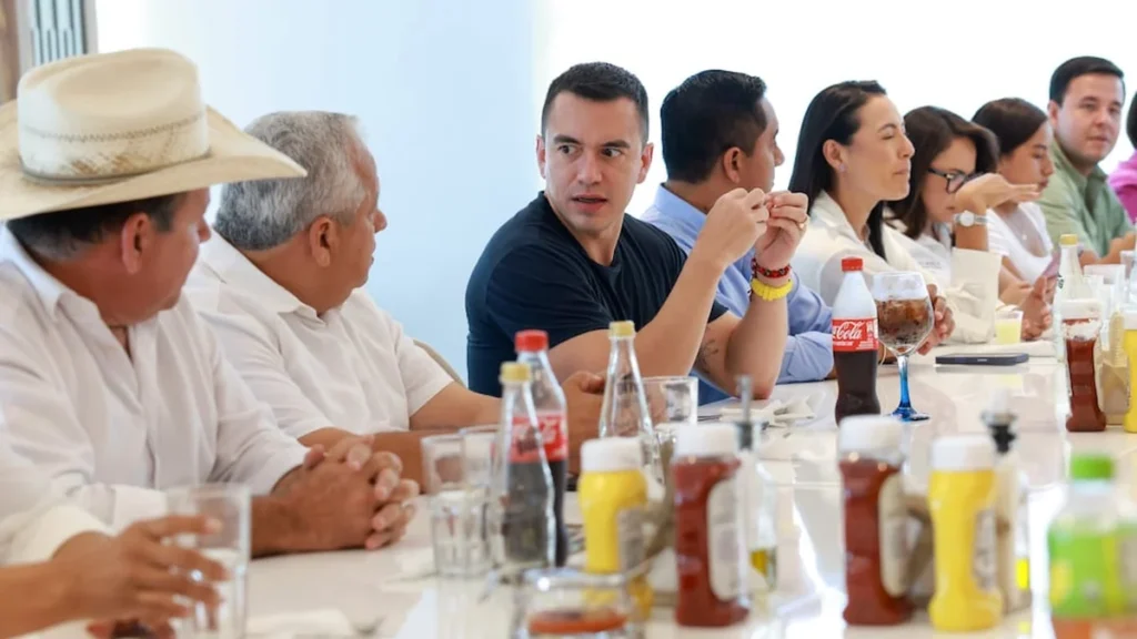 Presidente Daniel Noboa recorriendo instalaciones de seguridad en Manabí