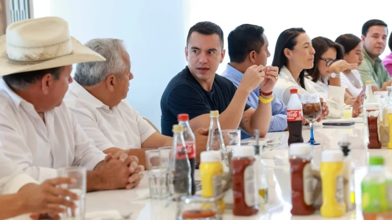 Presidente Daniel Noboa recorriendo instalaciones de seguridad en Manabí