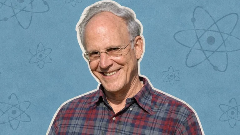 David Gross físico teórico galardonado con el Premio Nobel en conferencia