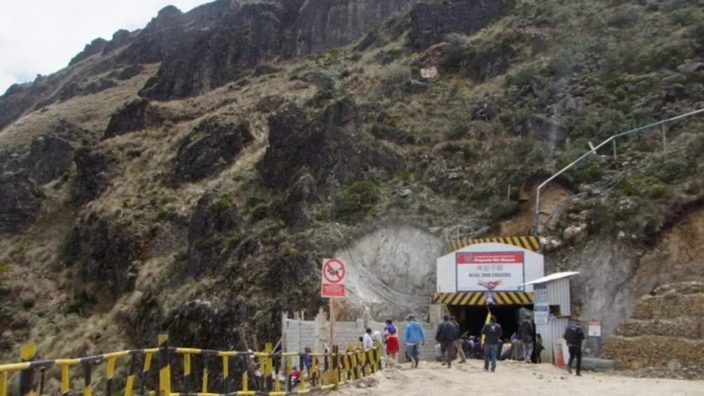 Páramos andinos de Cuenca con ríos cristalinos y vegetación protegida frente a la minería