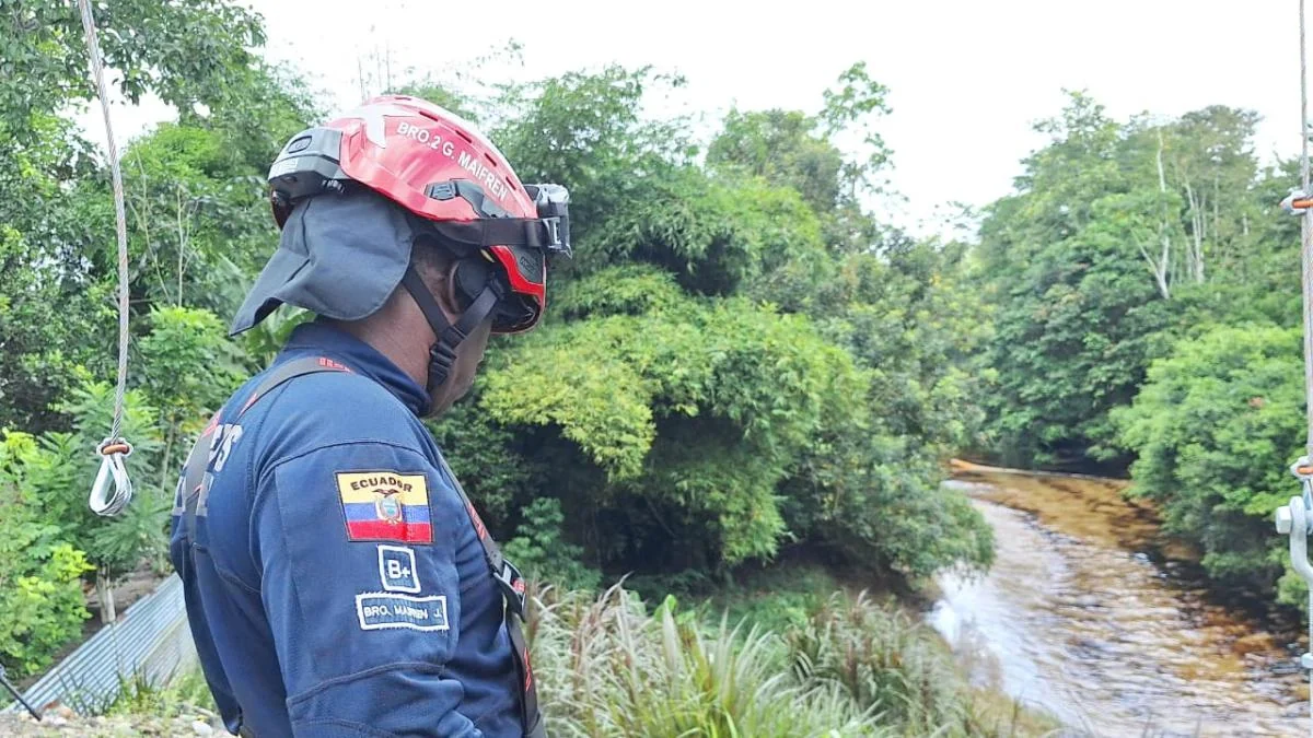Contención de derrame de petróleo en río de Esmeraldas