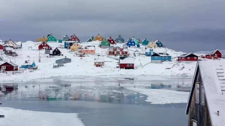 Bloques masivos de hielo desprendiéndose de glaciares polares en el océano