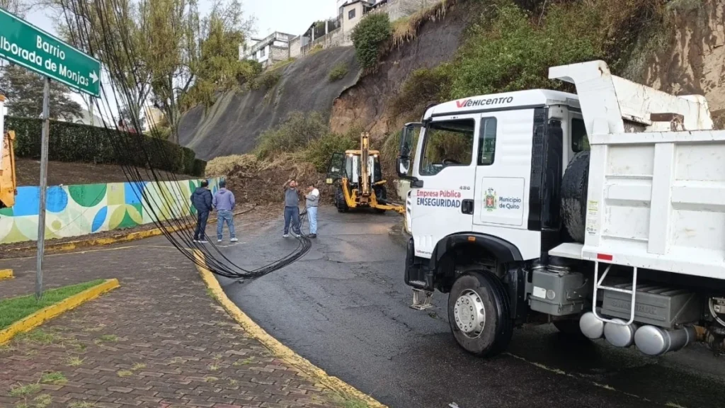 Talud desprendido sobre la via de conexion a la Autopista Rumiñahui en Quito