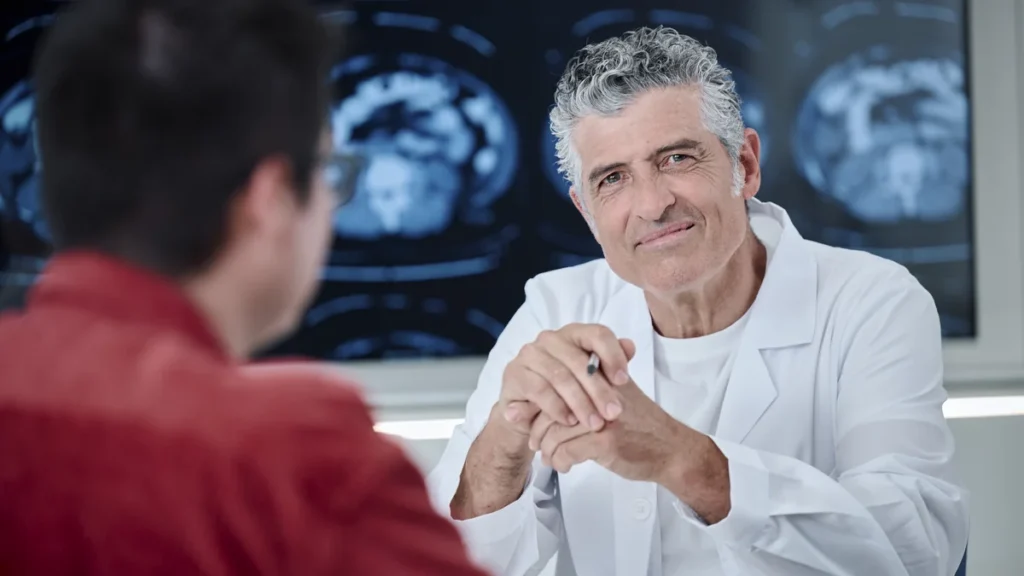 Médico examinando a paciente para evaluación de síntomas neurológicos