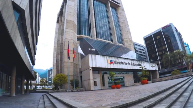 Edificio sede del Ministerio de Educación en Quito objeto de allanamientos fiscales