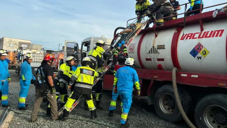 Bomberos de Guayaquil rescatando en camilla a un trabajador en la cisterna de un camión en Vergeles