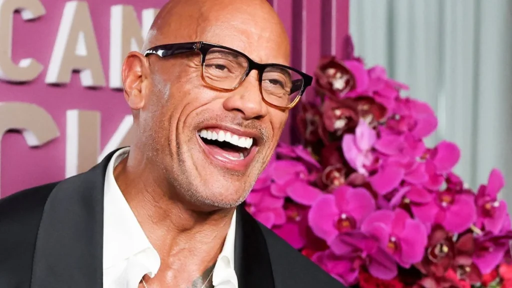 Dwayne Johnson en una alfombra roja de estreno cinematográfico.