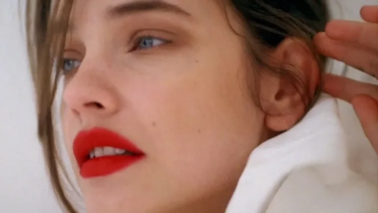 La supermodelo Barbara Palvin en evento de alta moda