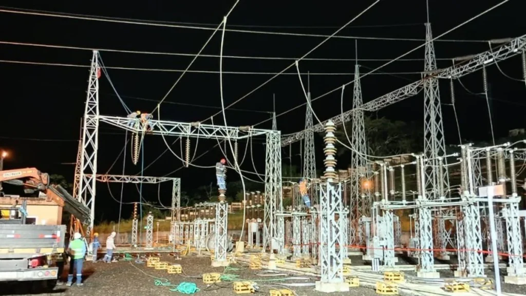 Central eléctrica de generación privada y líneas de transmisión de alto voltaje