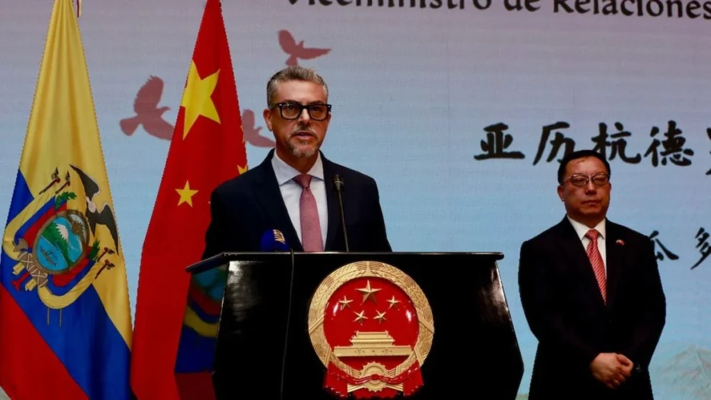 Acto protocolar con autoridades diplomáticas de Ecuador y la embajada de la República Popular China