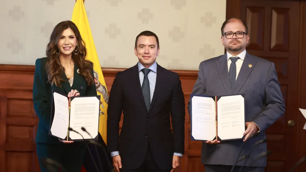 Personal de rescate ecuatoriano alistando equipos de asistencia humanitaria para emergencias
