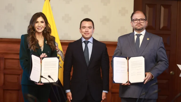 Personal de rescate ecuatoriano alistando equipos de asistencia humanitaria para emergencias