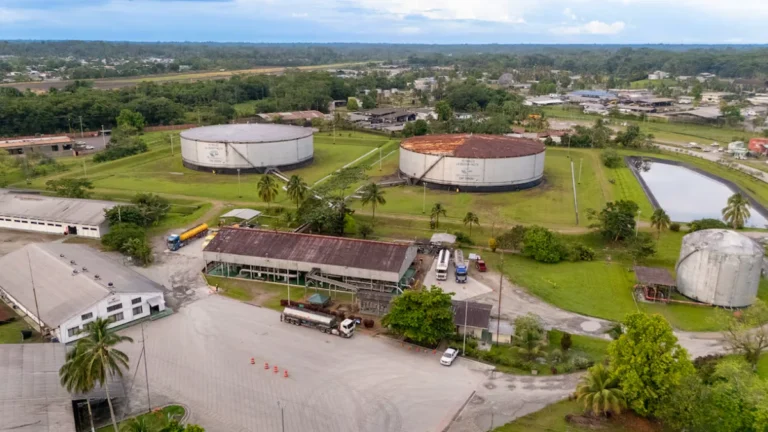 Instalaciones de bombeo y tanques de almacenamiento de crudo en la Amazonía ecuatoriana