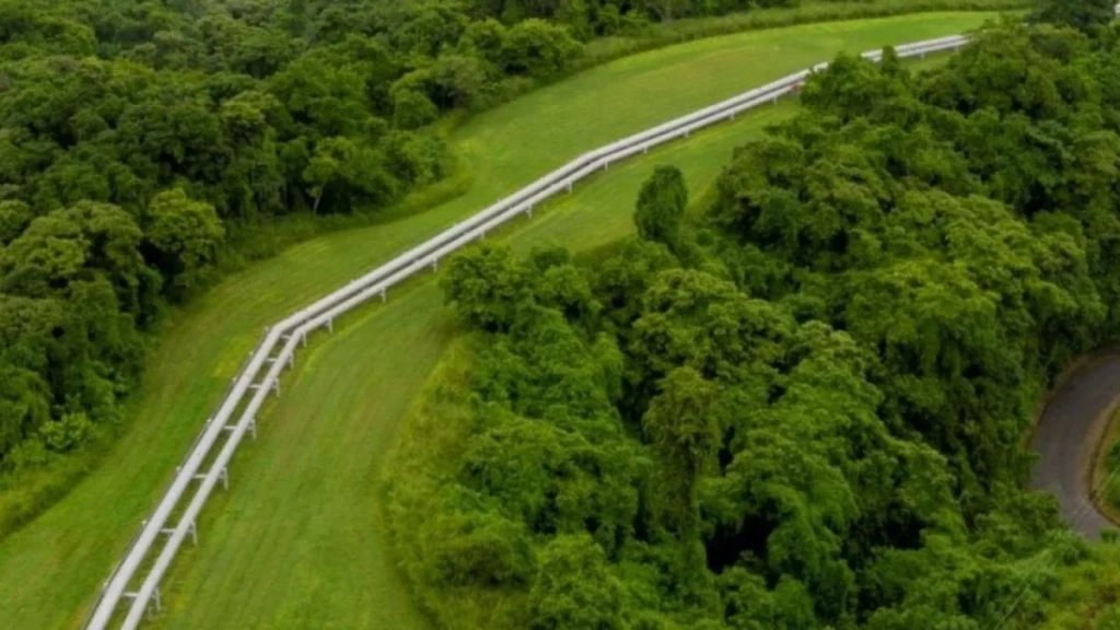 Infraestructura de transporte y bombeo de petroleo en la Amazonia ecuatoriana