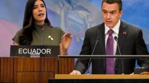 Representantes diplomáticos y legisladores en la firma del acuerdo regional