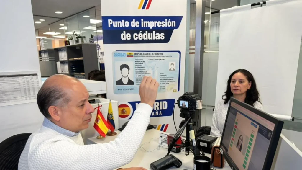 Ecuatorianos en el exterior acceden a su cédula en 30 minutos en consulados