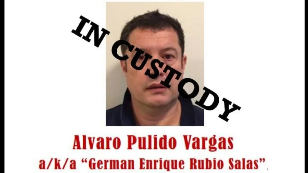 Agentes judiciales y expediente del caso de lavado de activos de Álvaro Pulido