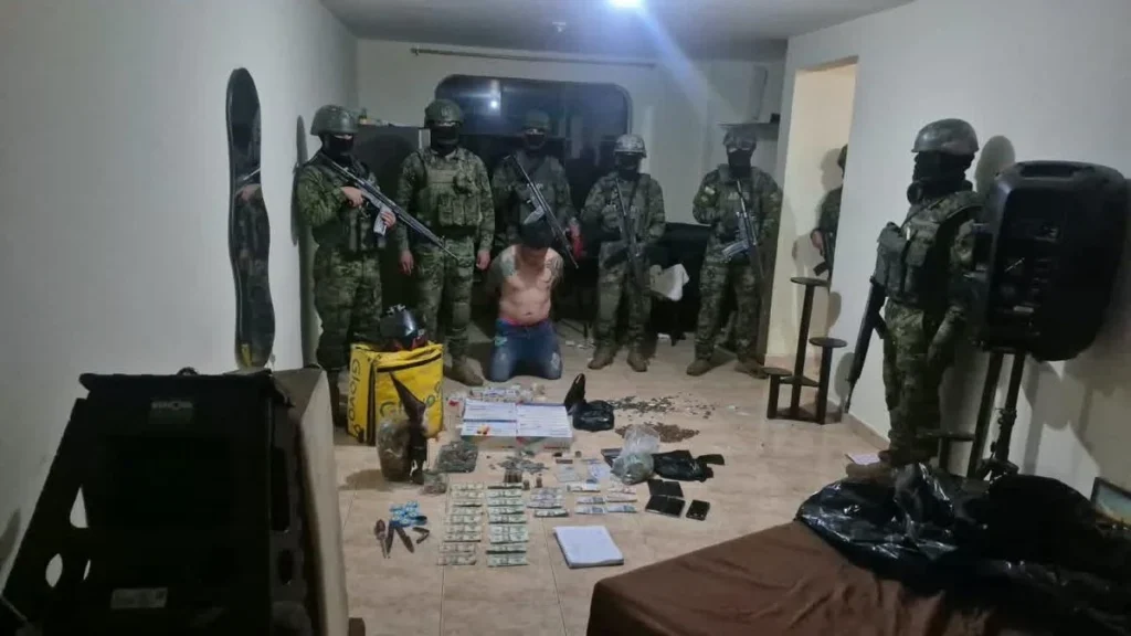 Militar del Ejército custodiando evidencias incautadas durante operativo en Sangolquí