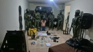 Militar del Ejército custodiando evidencias incautadas durante operativo en Sangolquí