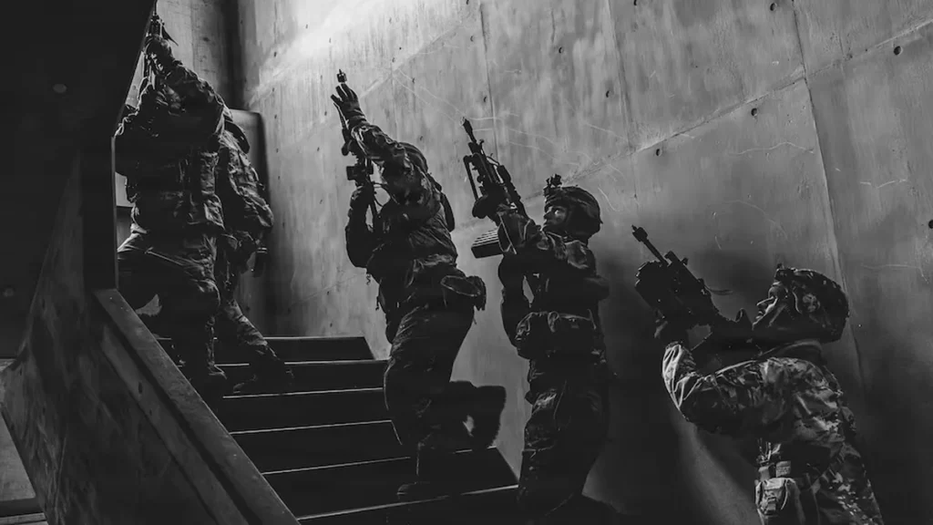 Soldados del Ejército ecuatoriano desarticulando campamentos de minería ilegal en Imbabura