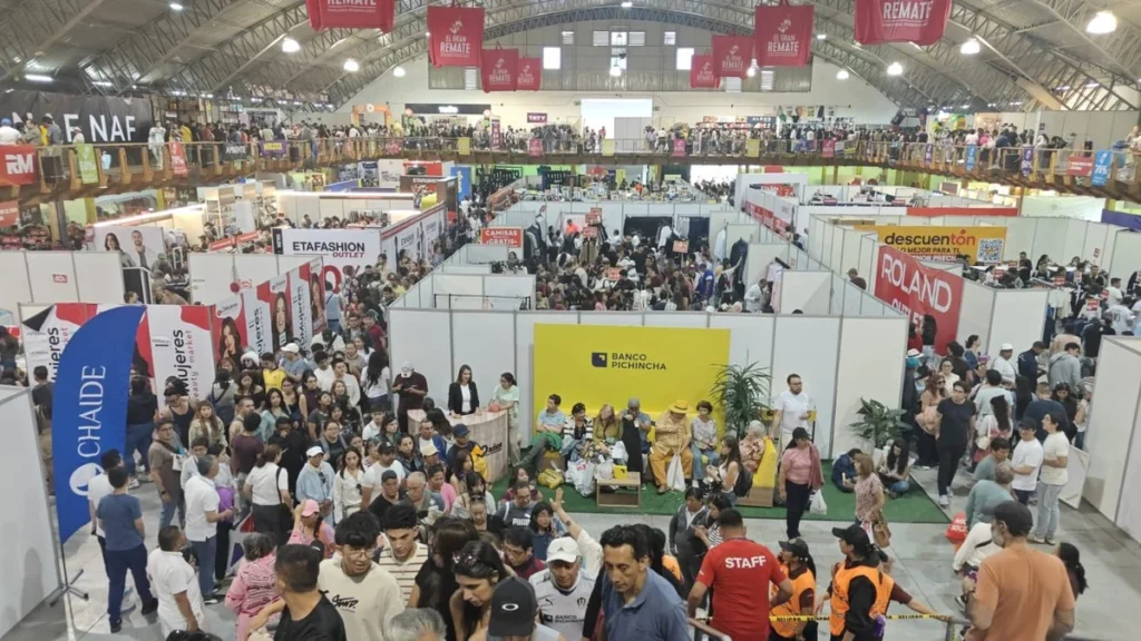 Público recorriendo los pasillos comerciales de la feria El Gran Remate en Quito