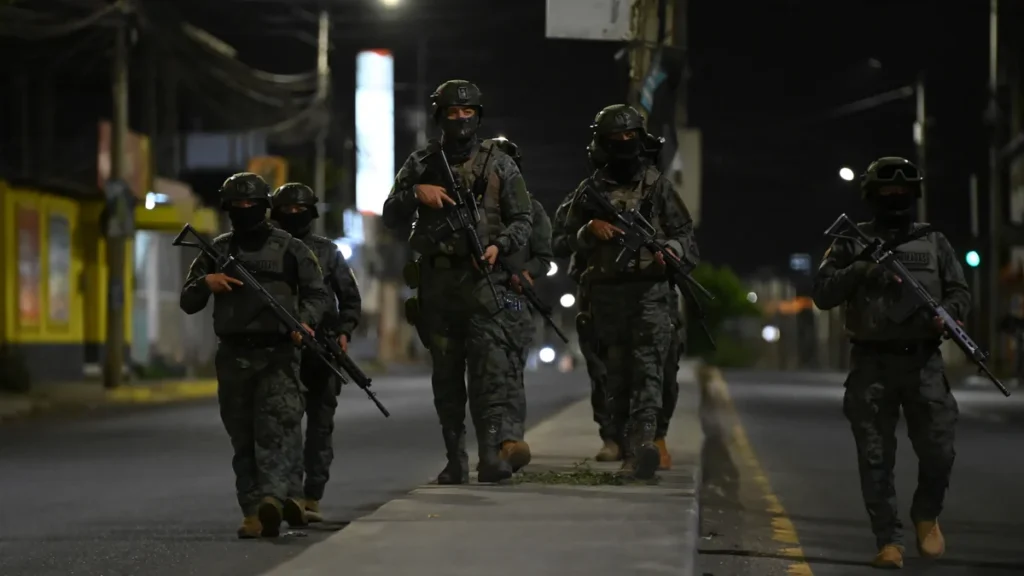 Patrullajes de la Policía Nacional y unidades de criminalística en El Oro