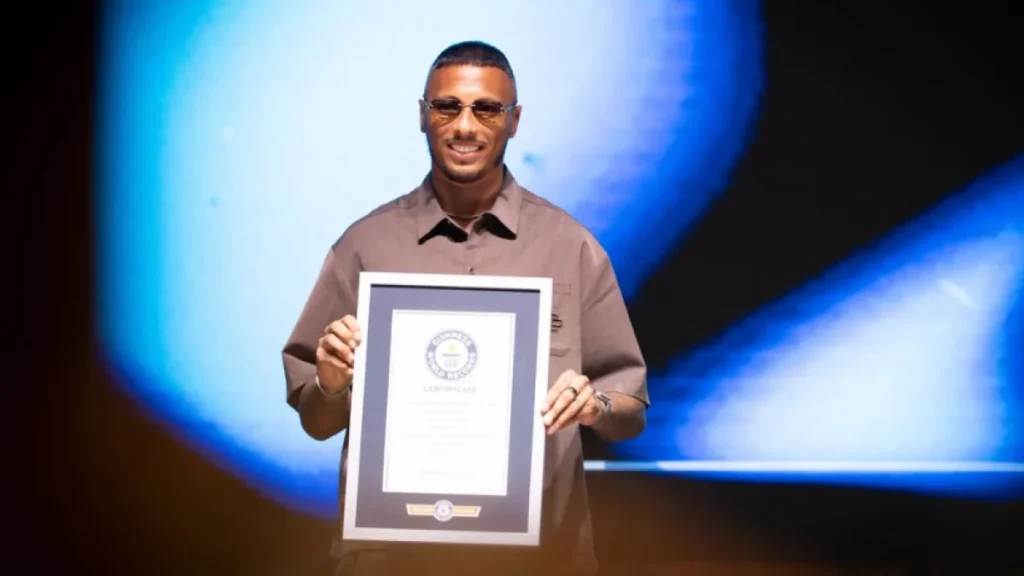 Eloy Room posa con el certificado oficial de Guinness World Records
