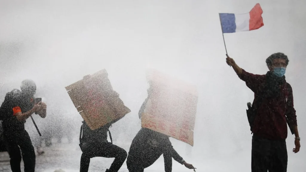 Manifestación masiva de estudiantes universitarios en las avenidas de París