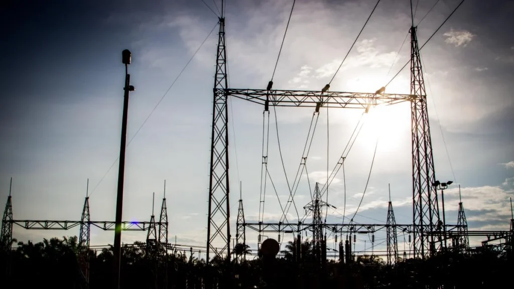 Complejo fabril con maquinaria paralizada y líneas de transmisión eléctrica