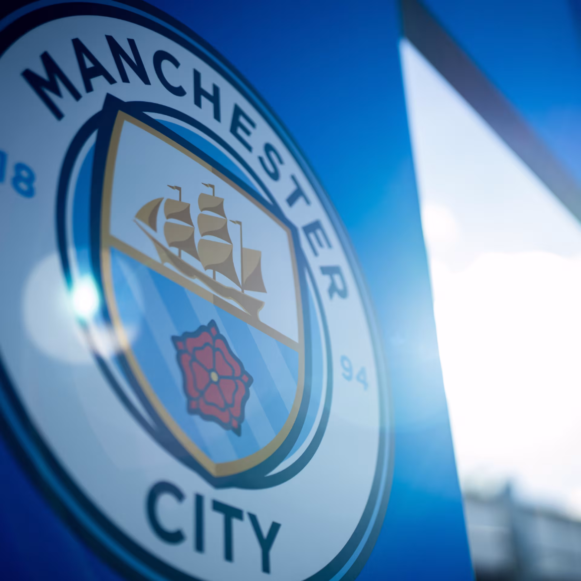Estadio del Manchester City con pancartas deportivas durante torneo internacional