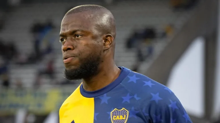 Enner Valencia festejando con los puños en alto su gol con Boca Juniors en Argentina