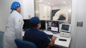 Médicos y pacientes en la sala de espera de un hospital del IESS