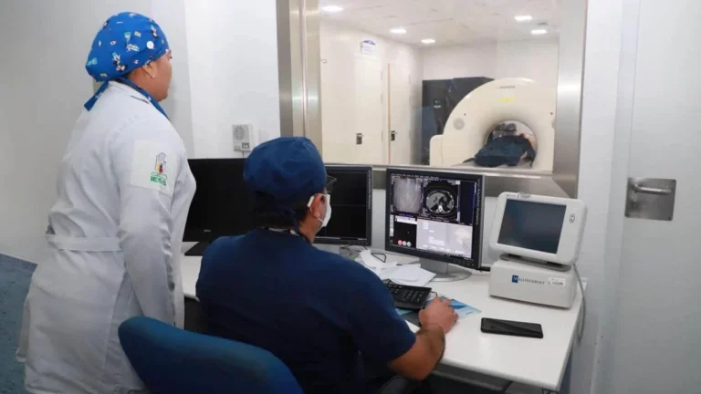 Médicos y pacientes en la sala de espera de un hospital del IESS