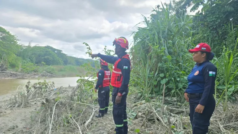 Bomberos y rescatistas atienden inundaciones en Esmeraldas